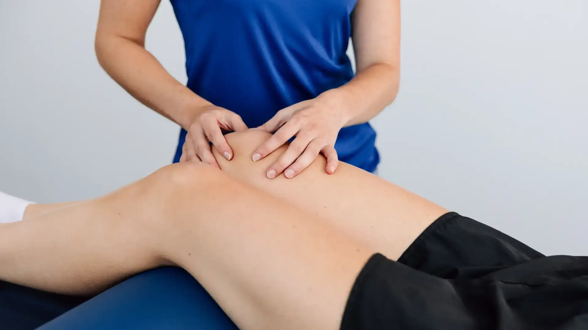 Nahaufnahme einer physiotherapeutischen Behandlung am Oberschenkel.