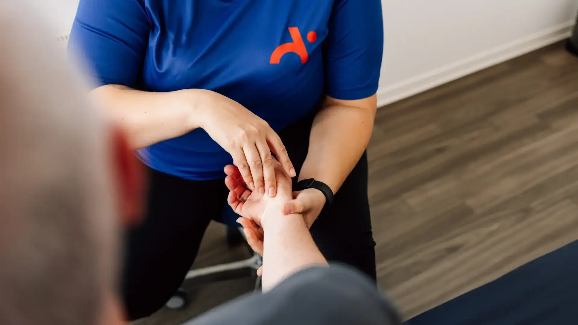 Nahaufnahme einer Handbehandlung durch Physiotherapeutin während der Therapie.