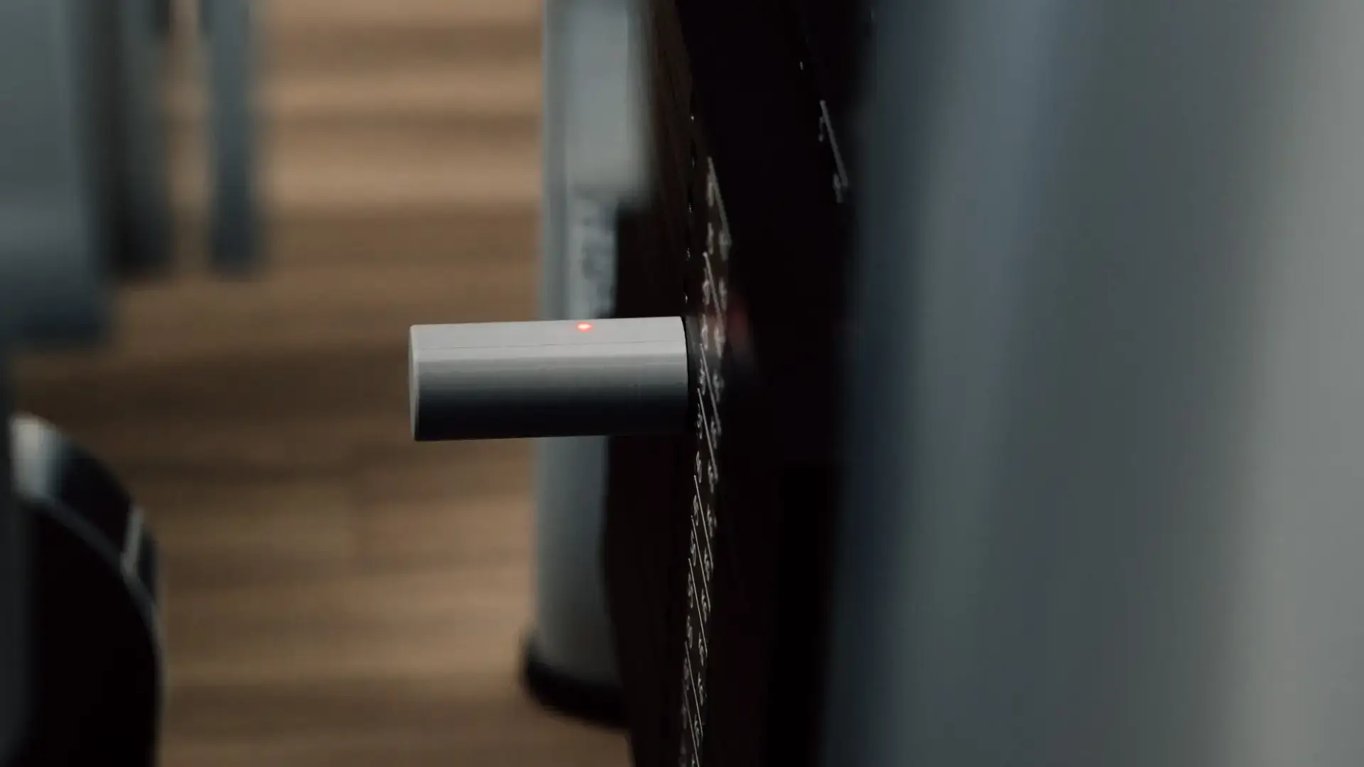 Detailaufnahme eines Trainingsgeräts mit Einstellstift im Fitness- und Therapiebereich.