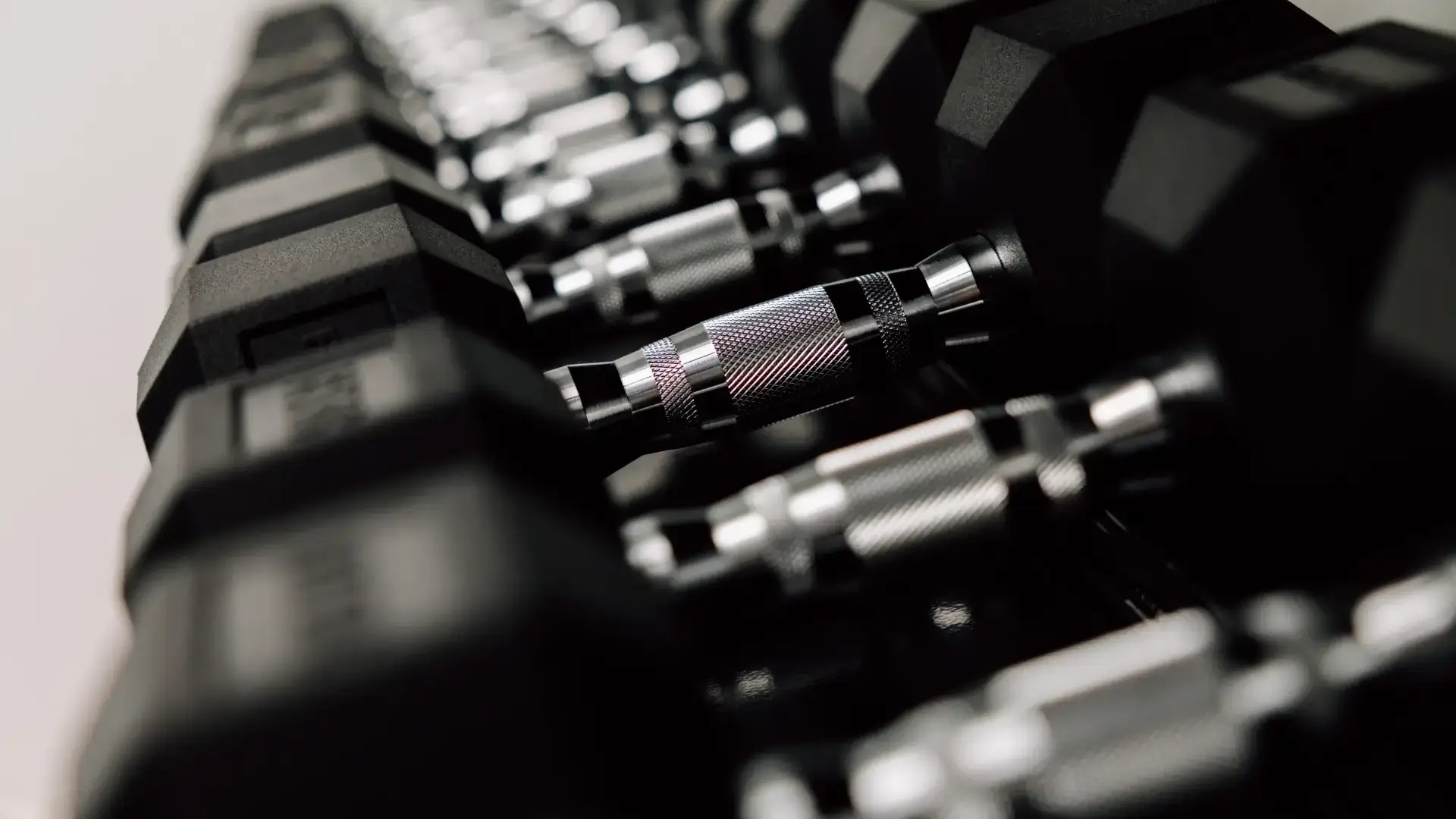 Nahaufnahme von Hanteln mit gerändelten Griffen im Trainingsbereich der Physiotherapie Ambrassat.